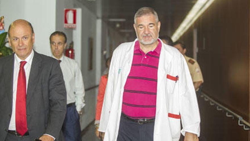 La gestión de Miguel Llorens, en primer término, está bajo sospecha tras las denuncias de su sucesor, Rafael Arce, detrás.