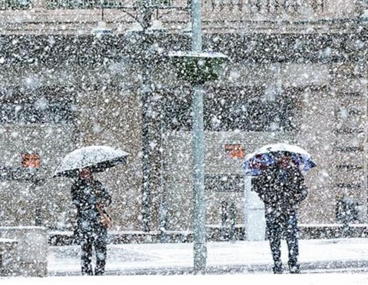 Dos nois disfruten de la neu a Llavorsí, ahir al matí. Dos nois disfruten de la neu a Llavorsí, ahir al matí.