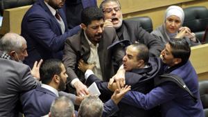 Diputats jordans s’enfronten a cops de puny enmig d’un debat parlamentari