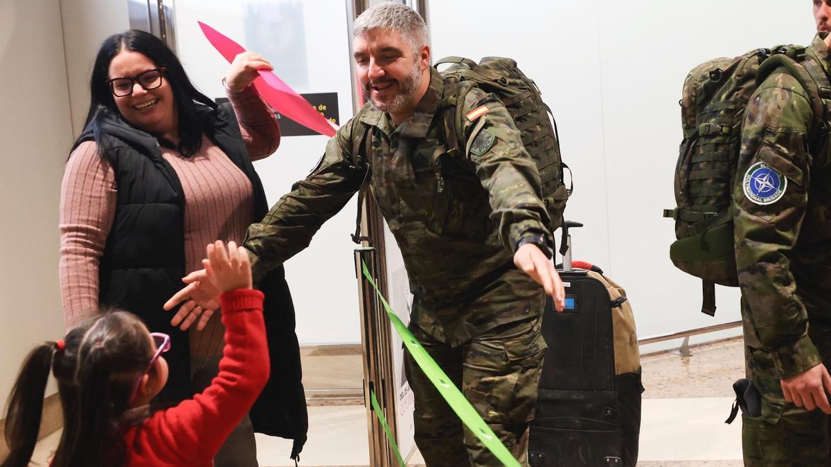 Lágrimas, abrazos y gaitas: así fue la emotiva llegada al aeropuerto  de los últimos soldados de Eslovaquia al aeropuerto de Asturias