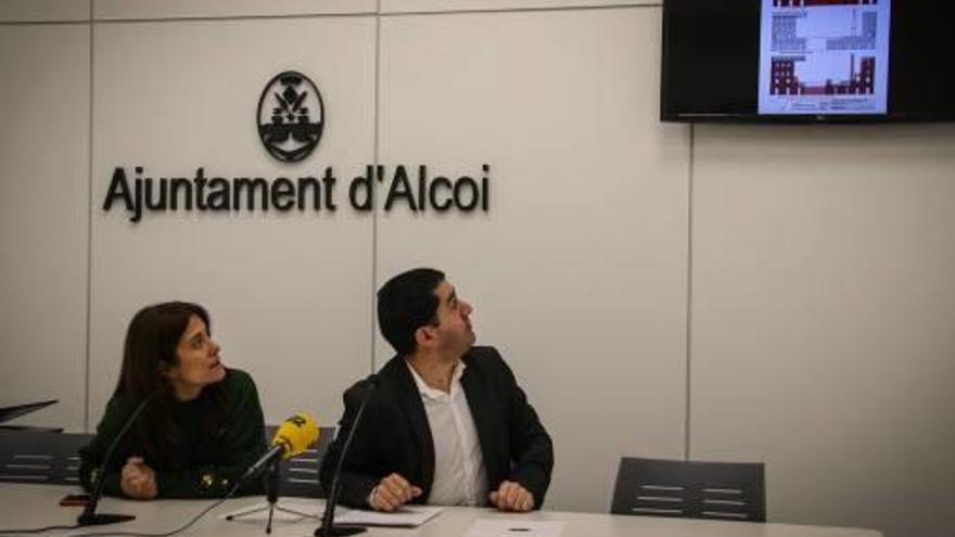 El alcalde y la edil de Patrimonio presentando el proyecto.