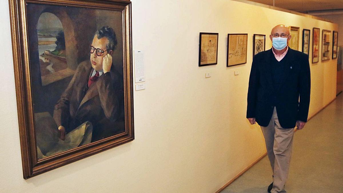 Francisco Rodríguez, xunto ó retrato de Del Riego que pintou a súa paisana Julia Minguillón e que forma parte dos fondos doados a Vigo, expostos  na Casa Galega da Cultura