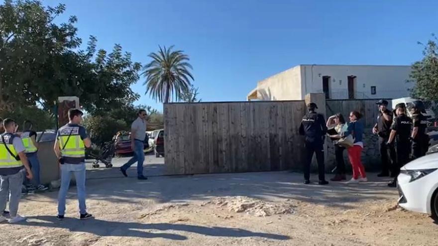 Despliegue policial para desalojar un terreno ocupado en las afueras de Ibiza