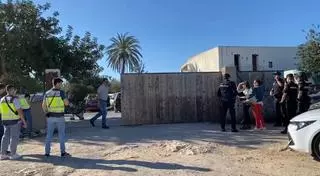 Vídeo: comienza el macrodesalojo de un poblado ilegal con infraviviendas en Ibiza