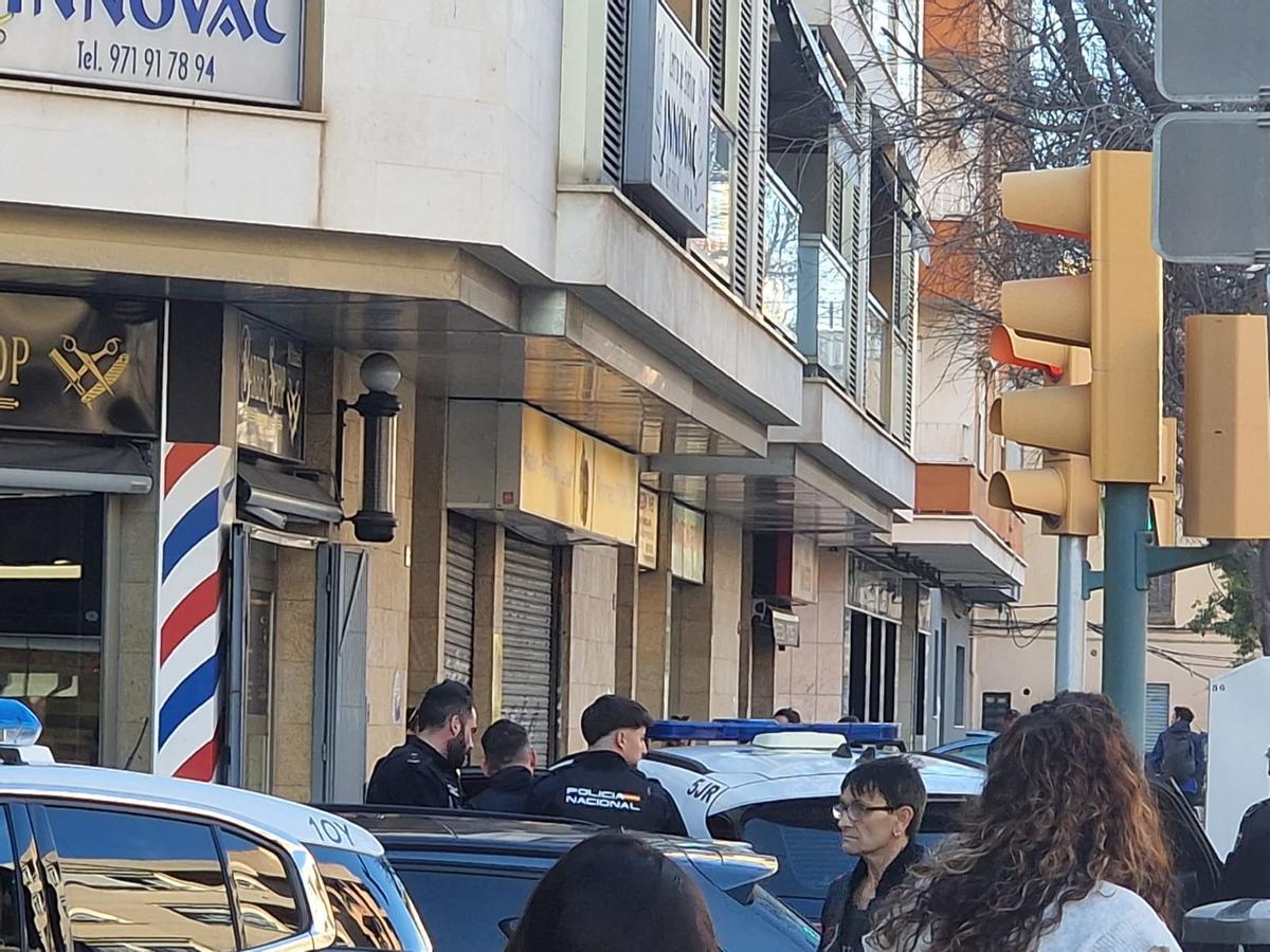 Agentes de la Policía Nacional llevan detenido al conductor.