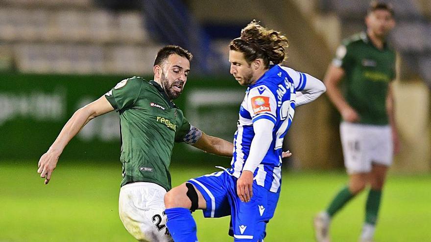 El deportivista Keko, ante Joselu durante el partido de ayer en A Malata. |  // LOF