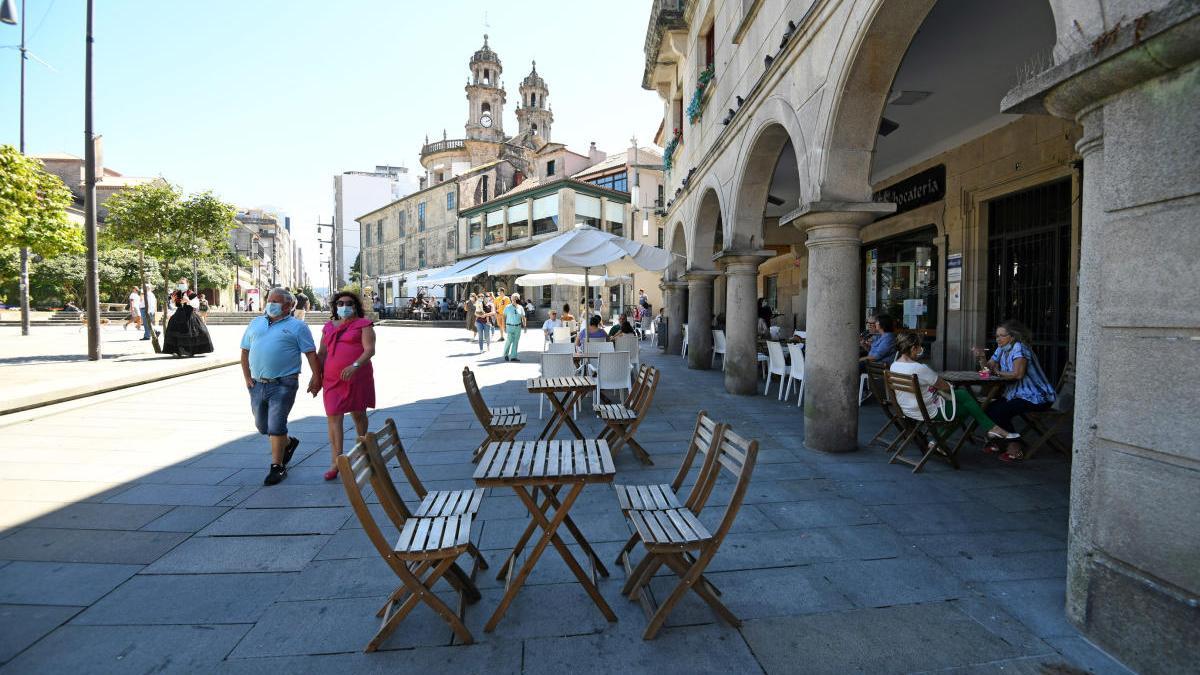 Una terraza casi sin clientes en la plaza de la Ferrería. // G. Santos