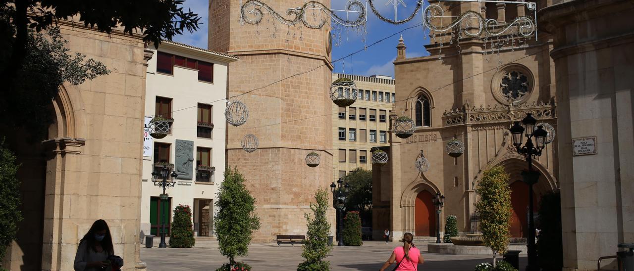 A poco más de dos meses para Navidad, ya se han instalado los adornos frente a la concatedral.