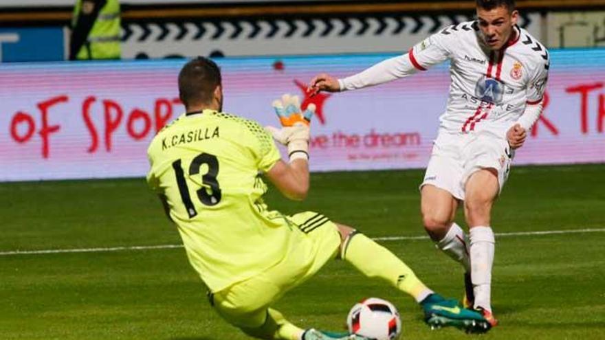 Álex Gallar dispara a puerta en el partido de Copa de la Cultural contra el Real Madrid.