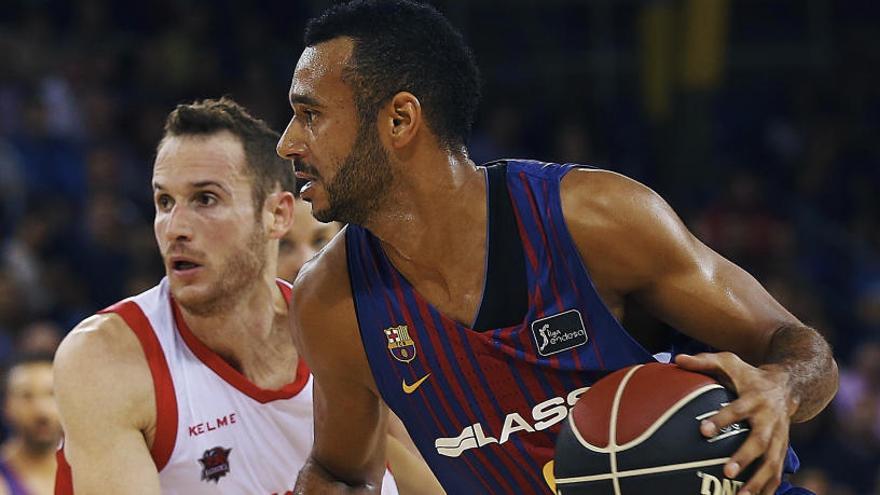 Hanga , ante Marcelinho Huertas en un momento del partido.