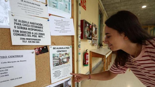 Una estudiante busca habitación en el tablón de la facultad de Bellas Artes de Pontevedra.