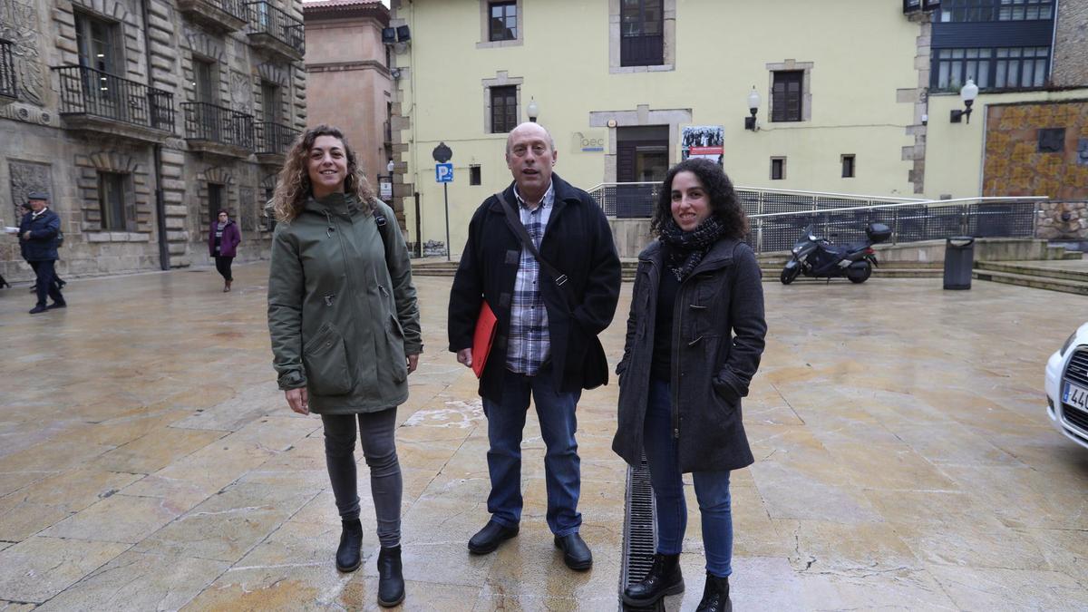 Tania González, Agustín Medina y Llarina González, de Cambia Avilés, en una imagen de archivo.