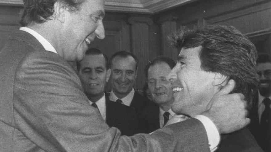 El rey Juan Carlos I saluda a Ángel Nieto en un acto.