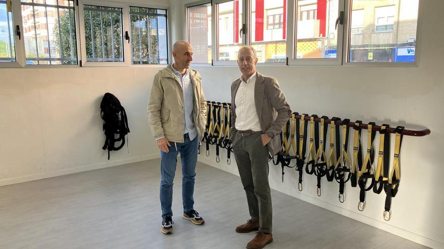 El polideportivo Leandro Domínguez, de la Pola, mejora su aislamiento con la instalación de nuevas ventanas