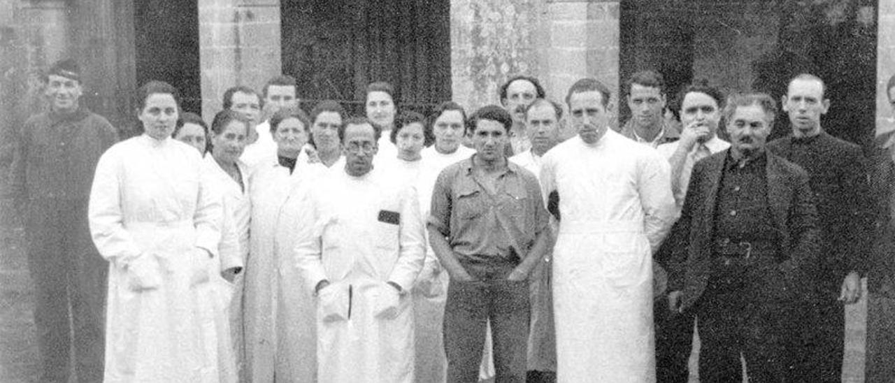 Trabajadores del hospital La Cadellada posan delante del monasterio de Valdediós en una imagen de enero de 1937.