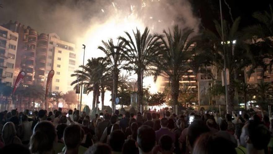 La última mascletà nocturna lanzada desde Luceros