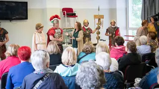 Los soldados romanos visitan a los yayos de Mérida