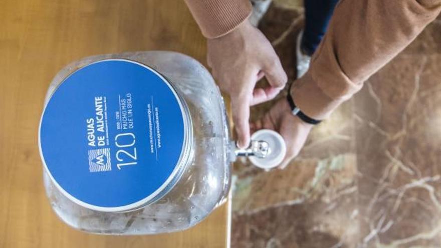 Uno de los dispensadores de cristal para agua del grifo distribuidos por Aguas.