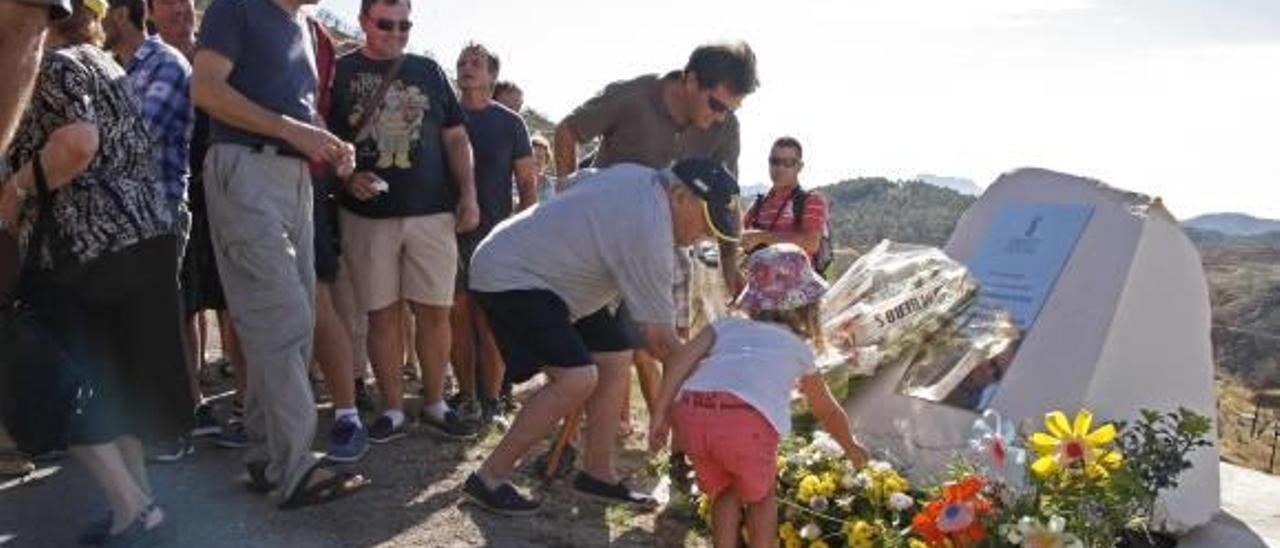 Imagen de un homenaje tributado a las víctimas en el lugar del suceso.