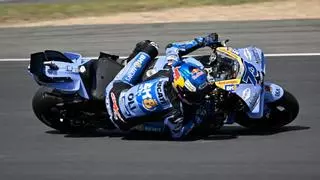 Álex Márquez lidera la primera sesión en casa tras una dura caída de Martín