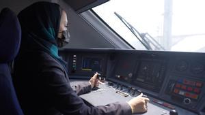 Archivo - 38.000 mujeres saudíes se postulan para formarse como maquinista y trabajar en la filial saudita de Renfe.