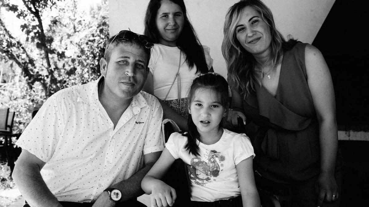 La zaragozana Patricia Benito, junto a su hijo Hugo.