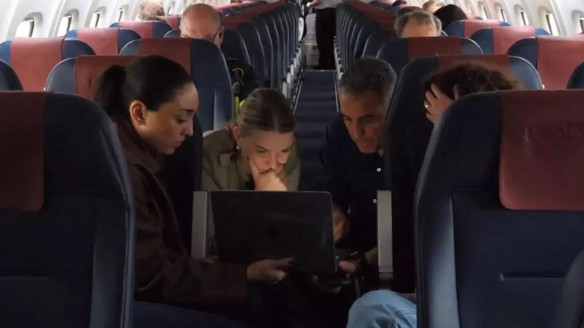 Prohens y los técnicos de Emergencias siguen la reunión de seguimiento de la dana en un avión.