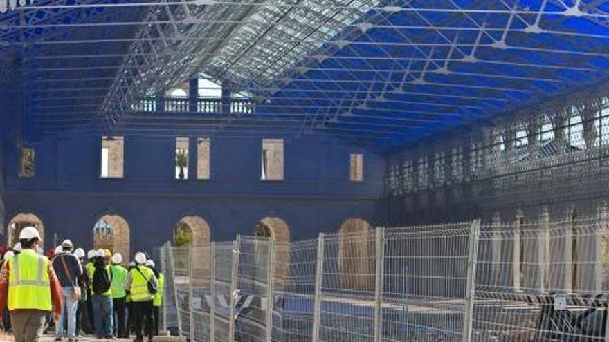 Los participantes en la ruta por la arquitectura industrial de ayer, bajo la cubierta interior de la Estación de Murcia, que está                siendo rehabilitada para albergar la sede de Casa Mediterráneo.