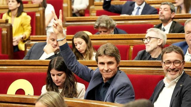 El portaveu de Junts al Parlament, Salvador Vergés, indicant el sentit de vot al seu grup