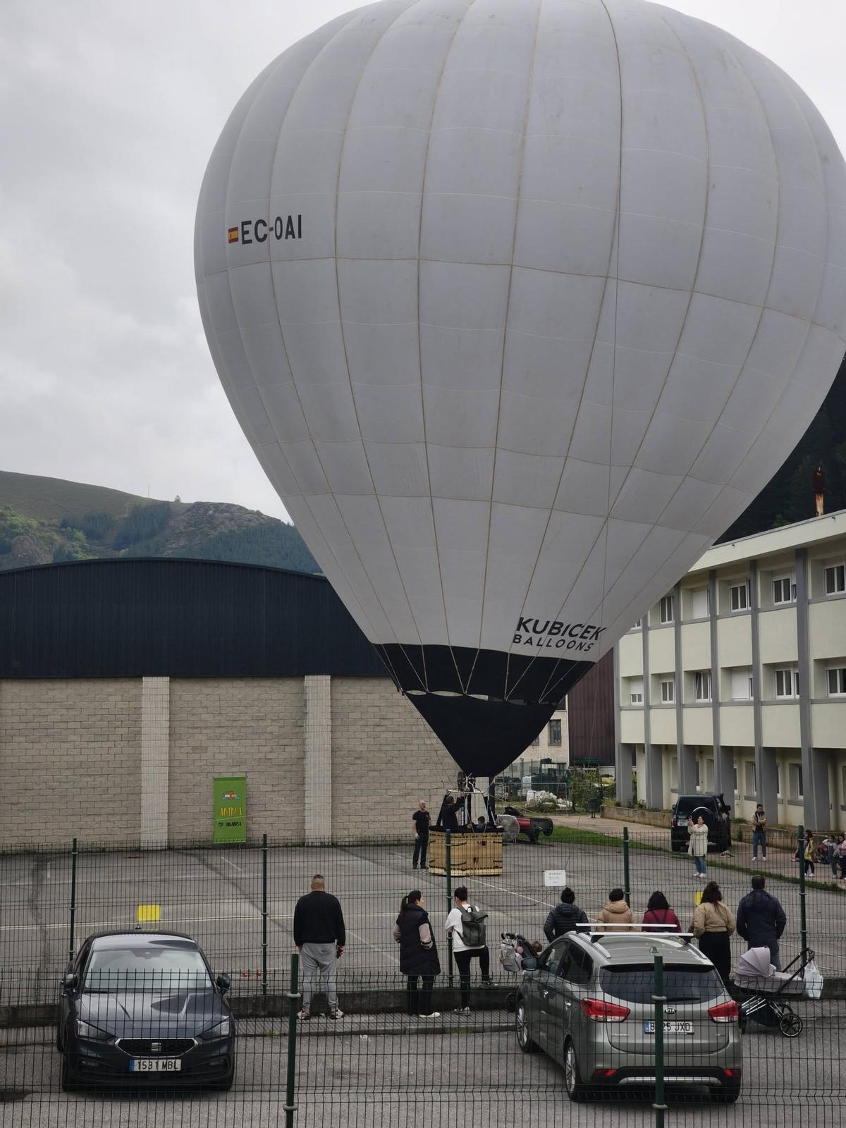 El globo en el patio del colegio.