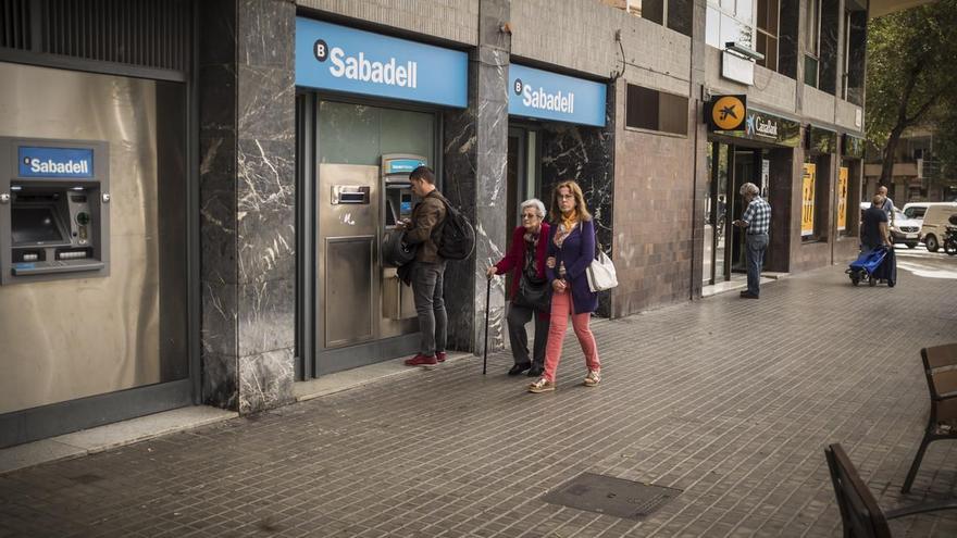 El Sabadell y los sindicatos alcanzan un preacuerdo para la salida de 1.800 trabajadores