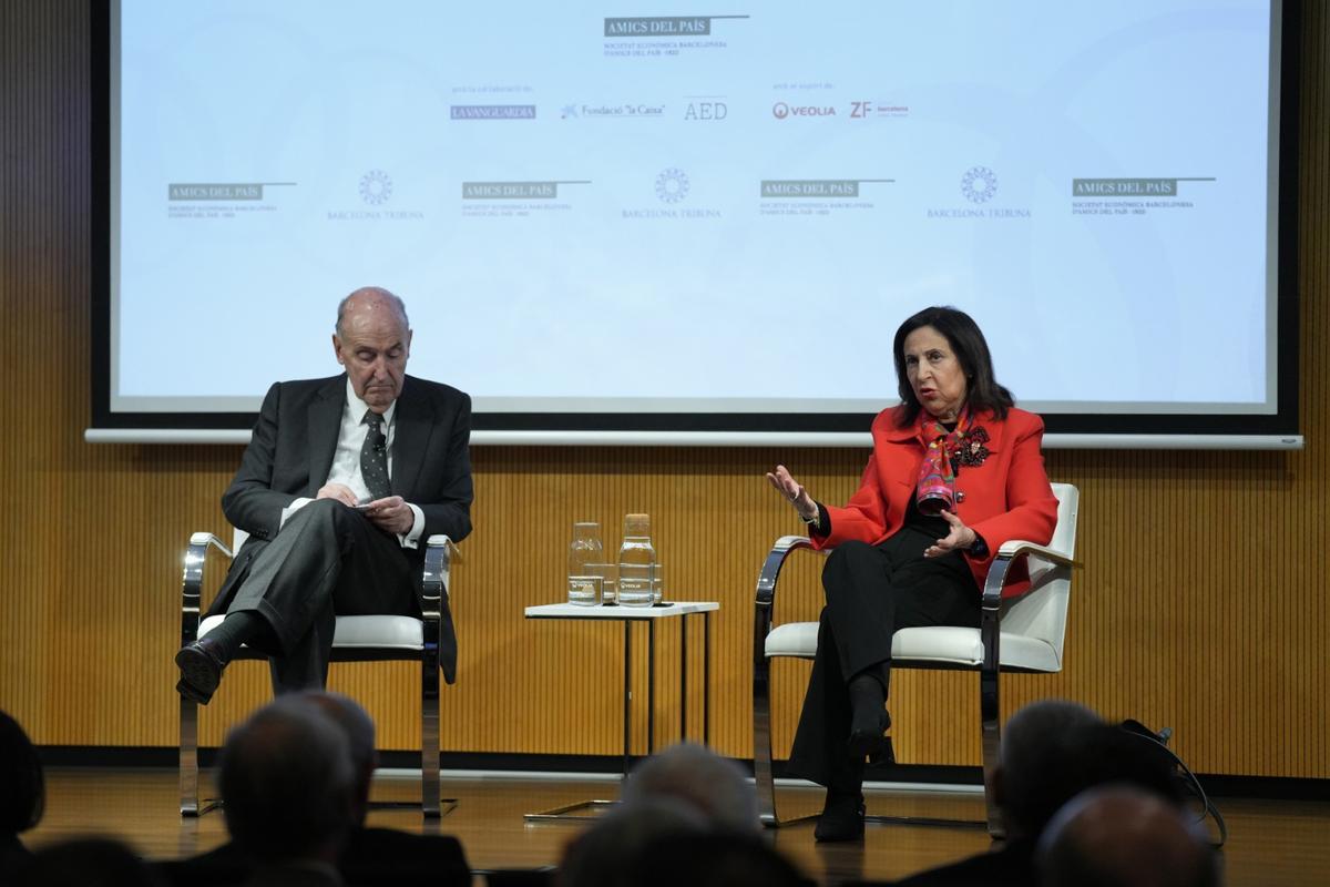 Margarita Robles, con el abogado catalán Miquel Roca Junyent durante la conferencia en el Palau Macaya.