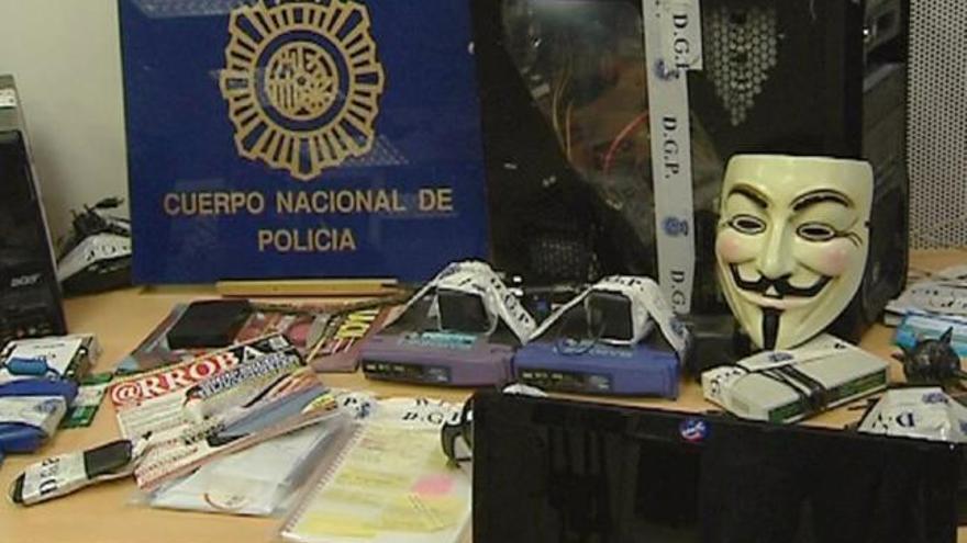 Careta de «Anonymous», equipos informáticos y material inacautado en la operación policial.