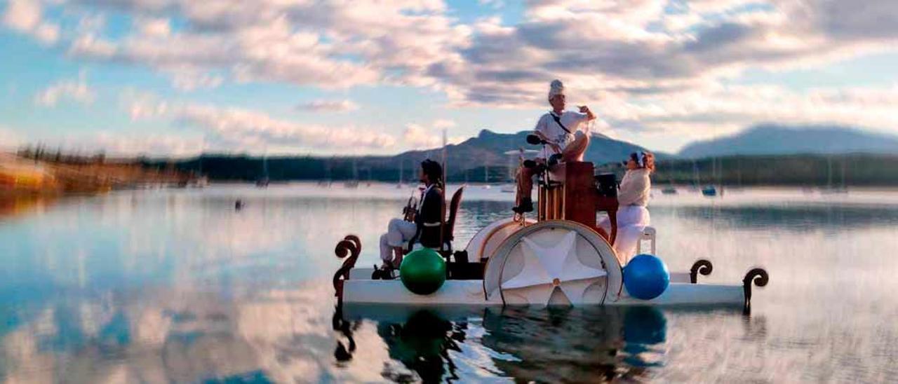 &quot;El pedalOpiano&quot; es un piano que descansa sobre flotadores catamaranes/ Le PianO du Lac