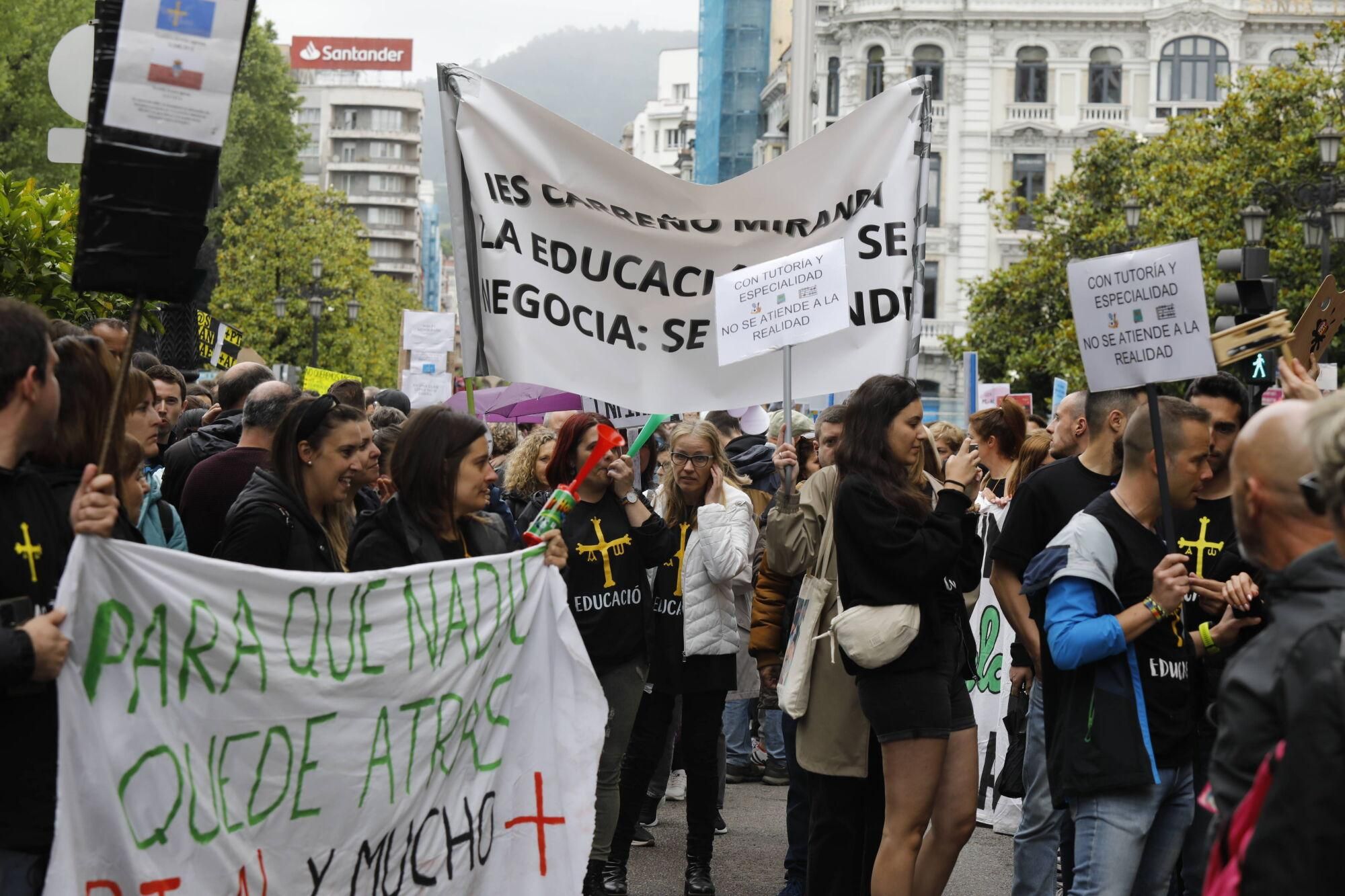 EN IMÁGENES: Nueva manifestación masiva de los docentes, que acabó en la Junta General 