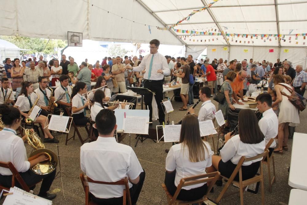 La Festa do Mexillón agota 5 toneladas de bivalvo y se convierte en un altavoz para exigir un auditorio