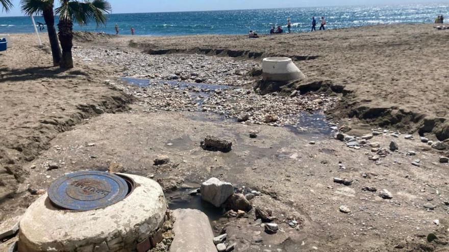 Un surco desecado, con piedras y colectores colapsados, ayer, en la playa de La Venus.