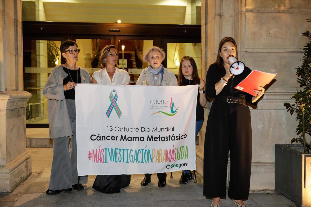 Lectura del manifiesto en la plaza Mayor de Gijón de las afectadas de cáncer de mama metastásico
