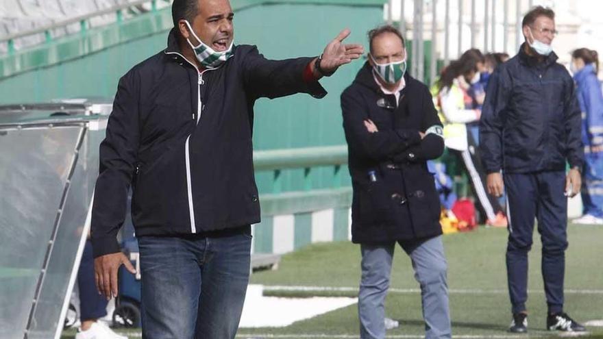 Germán Crespo, entrenador del Córdoba CFB B, durante un partido disputado en El Arcángel esta temporada en Tercera División.