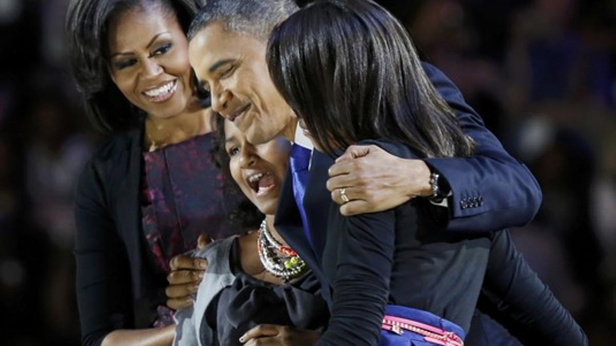 Barack Obama abraza a su familia, la noche del 6 de noviembre en Chicago, tras ser reelegido.