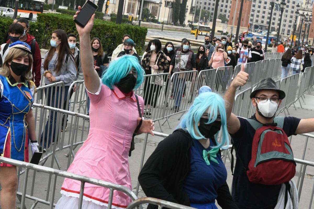 Saludos a la entrada del Salón del Manga, en Barcelona.