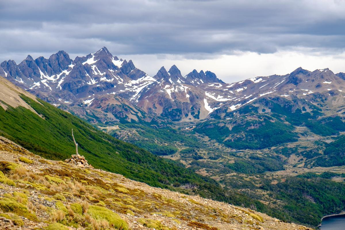 Los Dientes de Navarino son una cadena montañosa en la Isla Navarino (Chile) famosa por ser el trekking más austral del mundo. Se llaman así por sus cumbres de roca afilada que parecen una dentadura o colmillos amenazantes