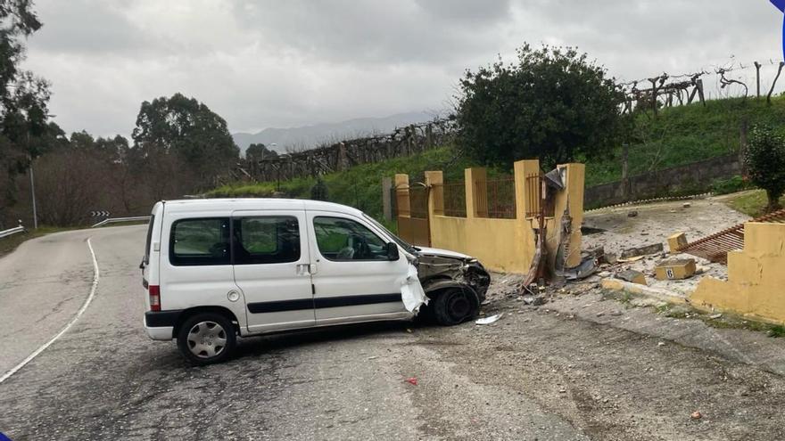 La furgoneta estrellada contra el muro en la zona de Porto Cabeiro.