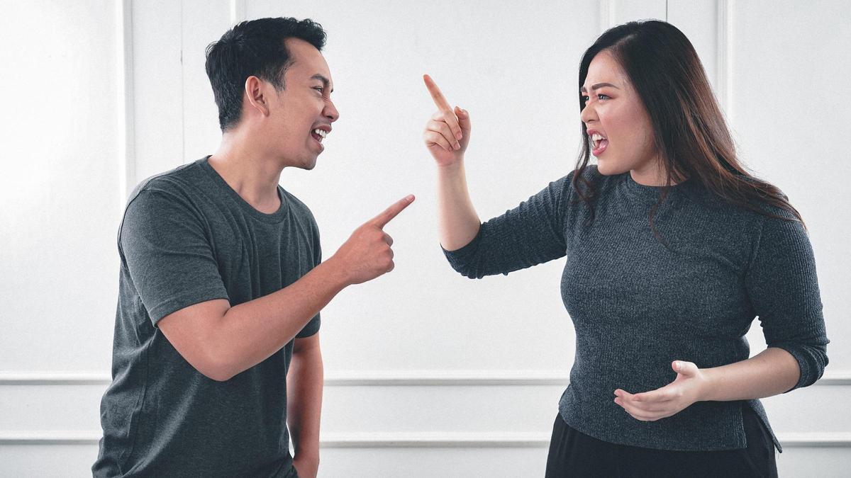 Una pareja discutiendo.