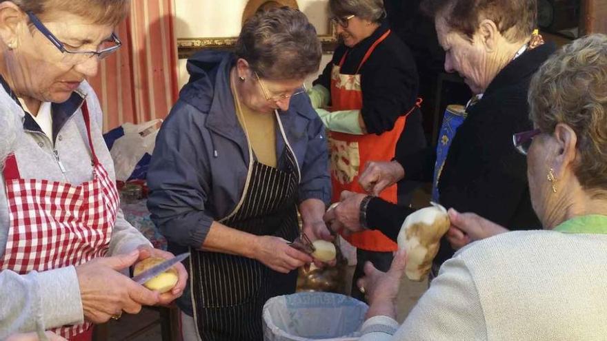 A la izquierda, elaboración del guiso de vendimia. En el centro, cientos de personas disfrutan de la comida. A la derecha, las quintas pisan la uva en Venialbo.