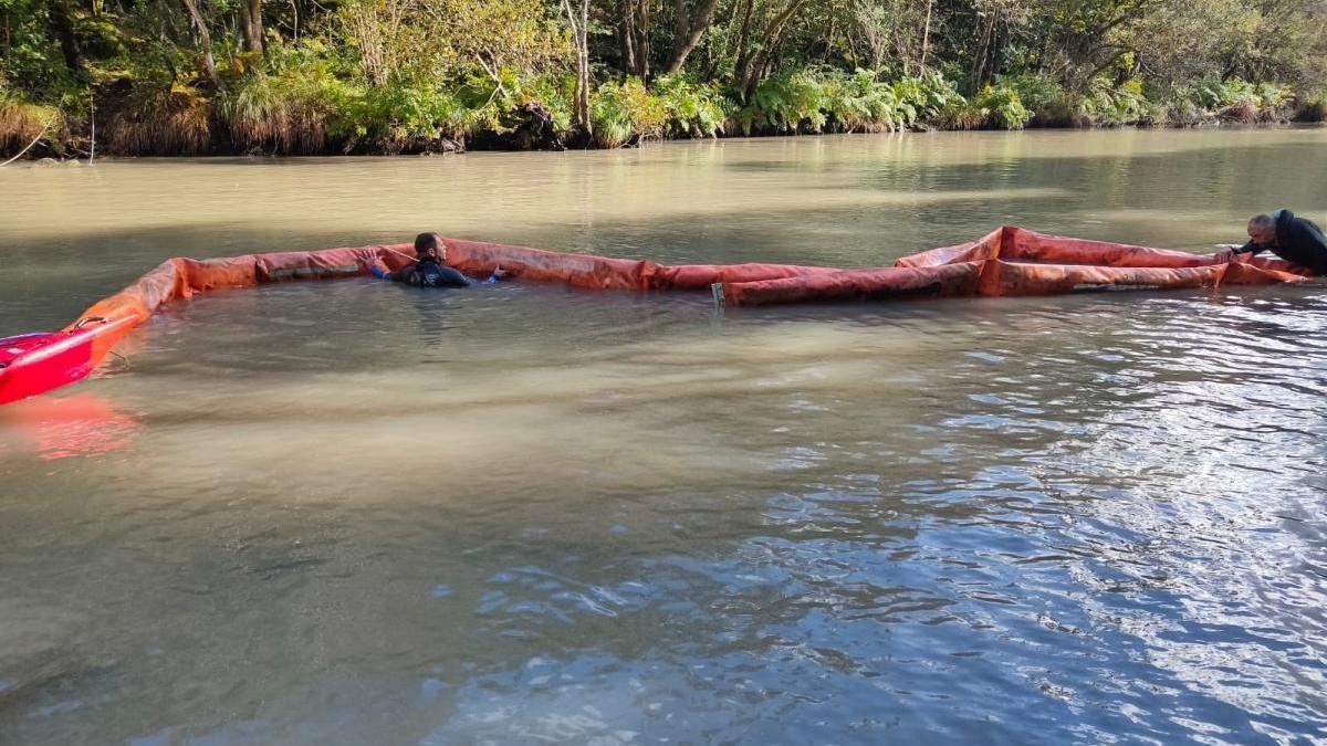 Instalación de barreras en el río Eume, donde los vertidos han obligado a prohibir el consumo de agua.