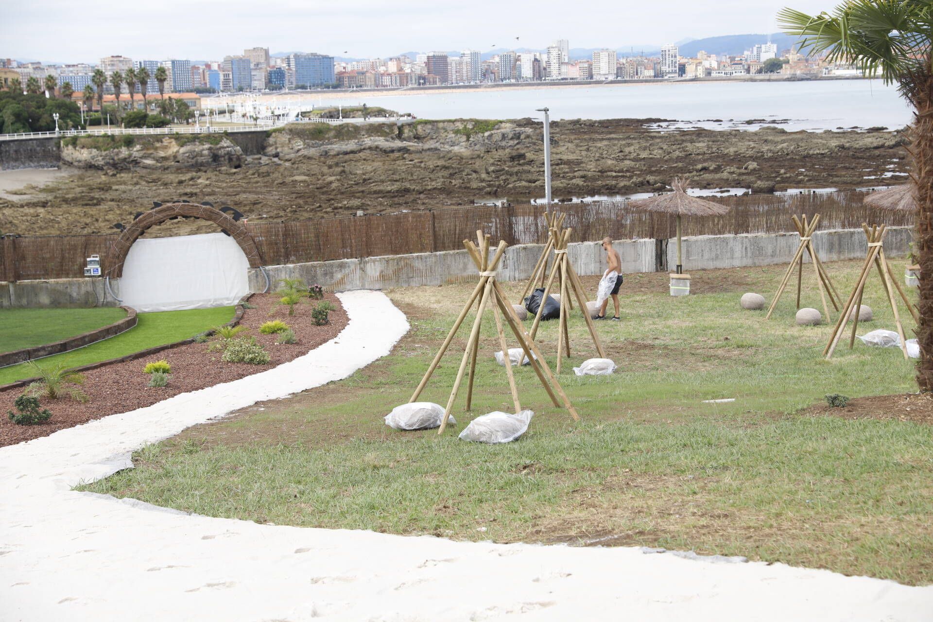 Gijón estrena chiringuito con vistas a la bahía de San Lorenzo (en imágenes)