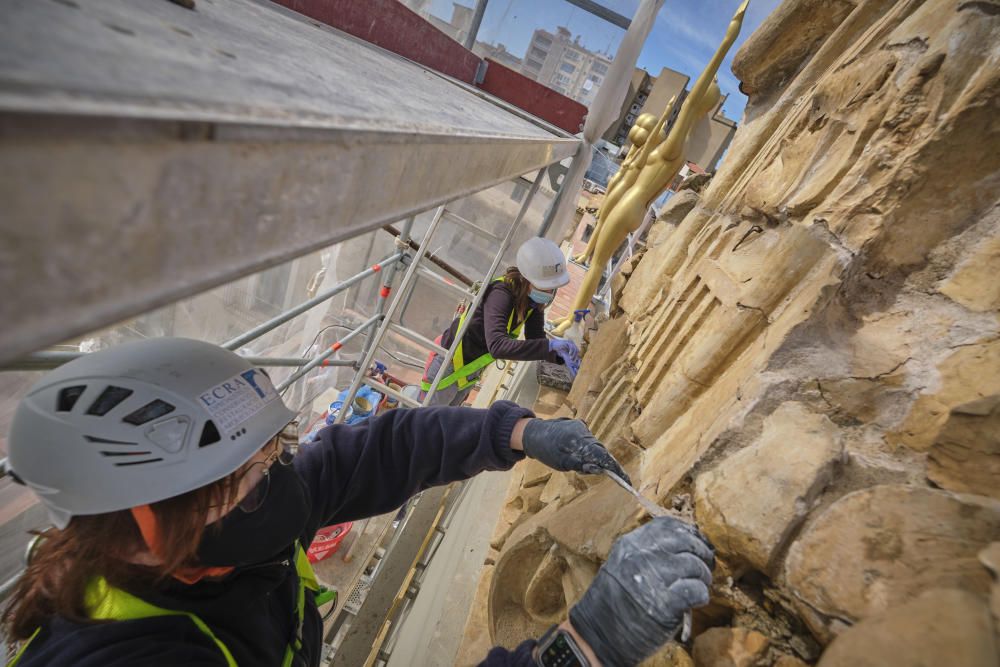 Restauració de l''escut de la façana del Teatre-Mus