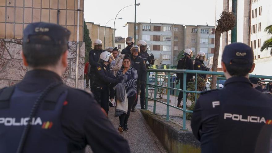 Despliegue policial en Avilés: Veinte agentes detienen a cuatro personas en una operación antidroga