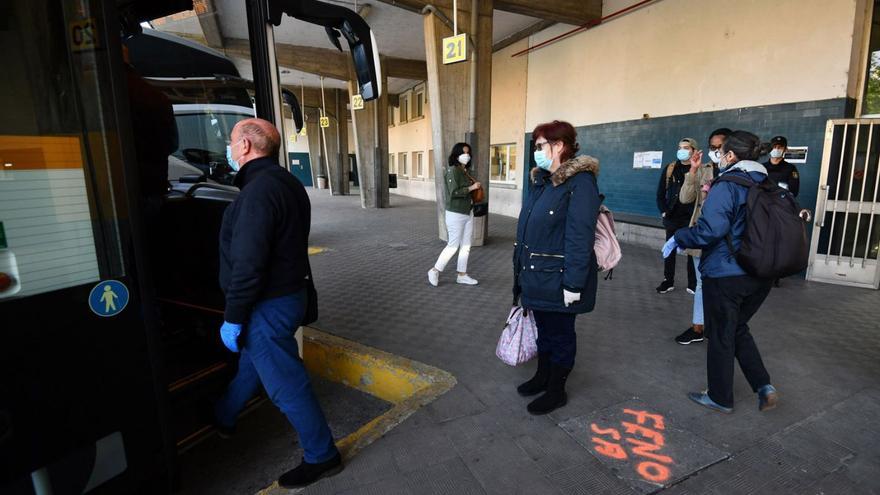 Pasajeros con mascarilla en la estación de autobuses de Pontevedra al inicio de la pandemia. |   // G. SANTOS